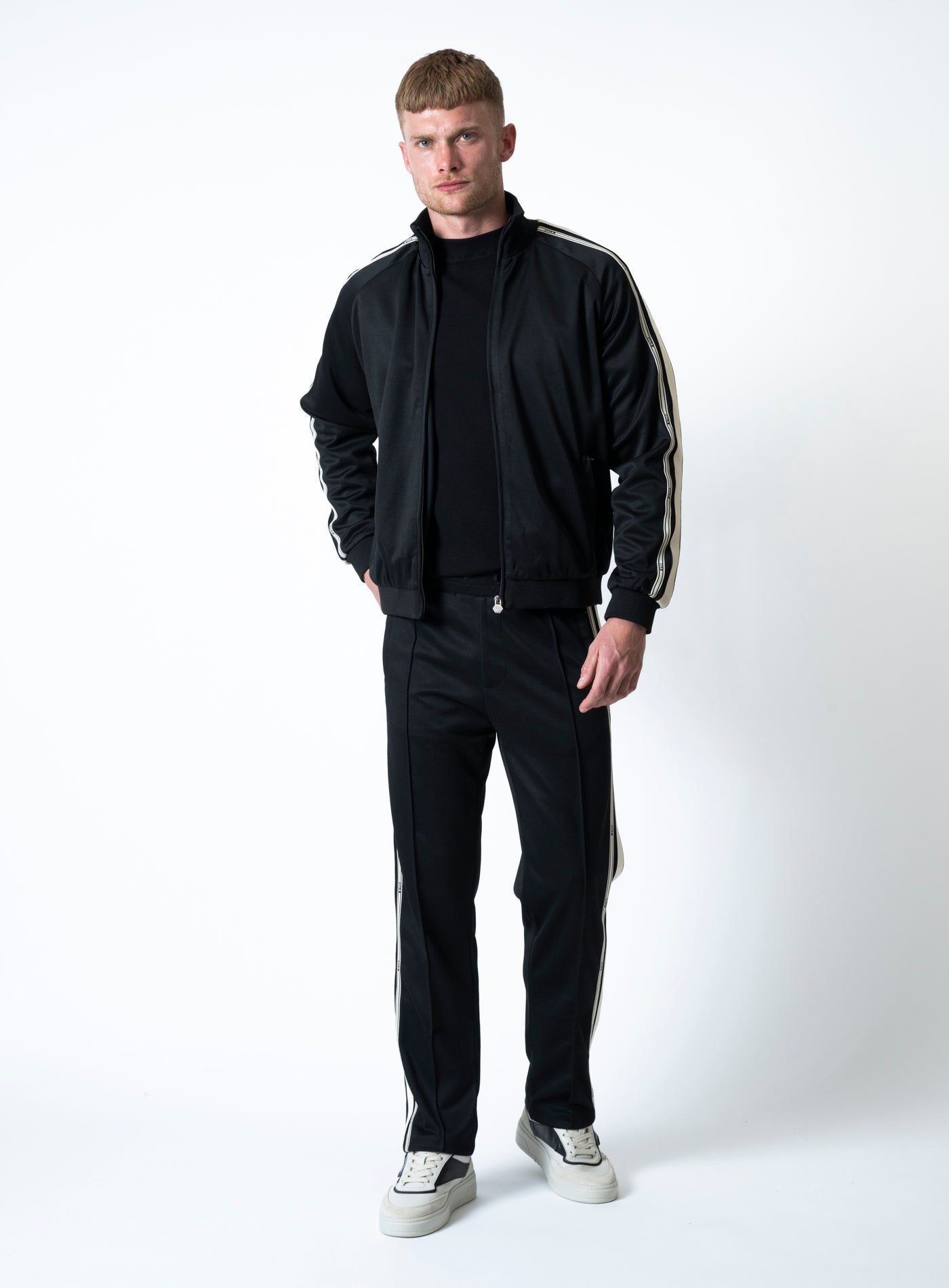 251-B1387.1025 TAPE TRACK JACKET
